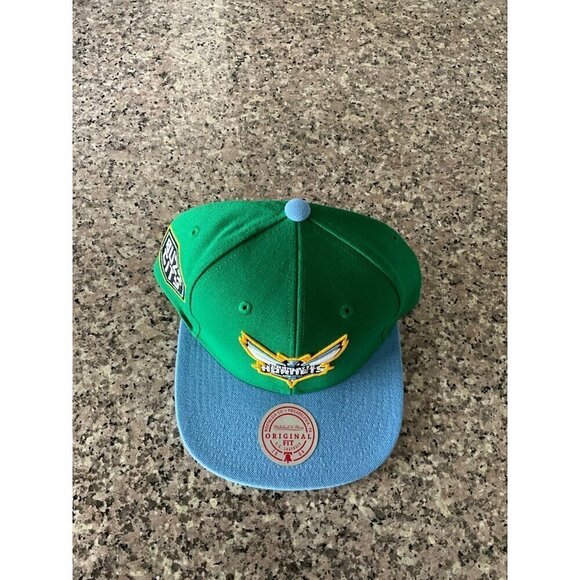 Mitchell & Ness Charlotte Hornets SnapBack - Picture 1 of 11